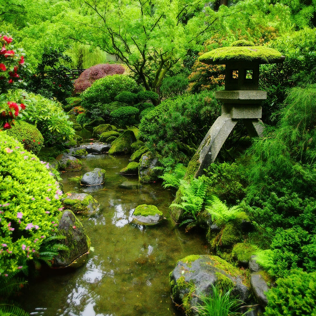 Ornament en waterstroom in japanse tuin<br>